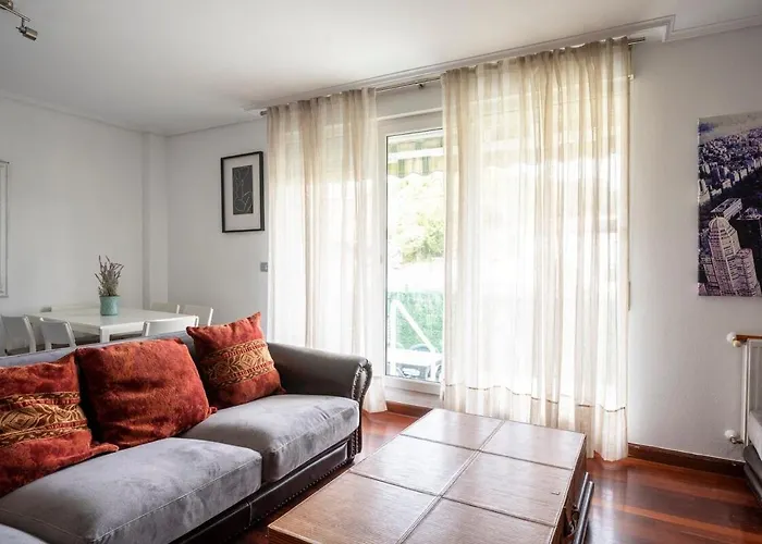 Chalet Adosado Con Piscina, Terraza Y Garaje En Castro Urdiales