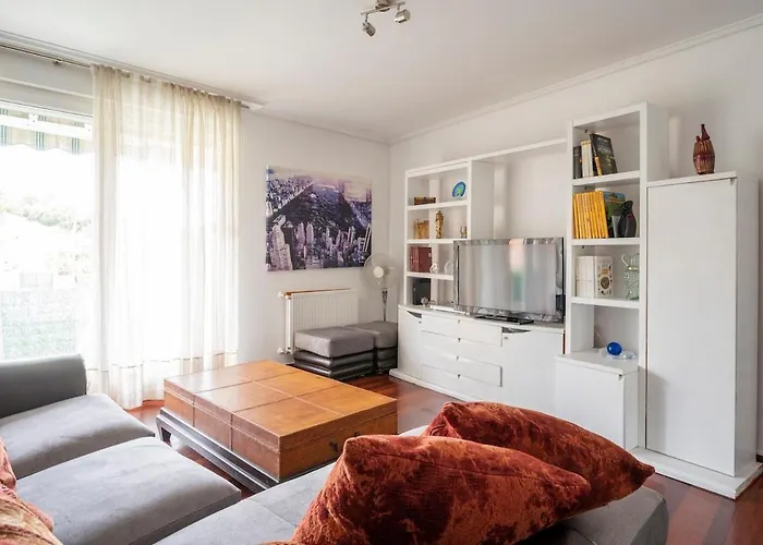 Chalet Adosado Con Piscina, Terraza Y Garaje En Castro Urdiales