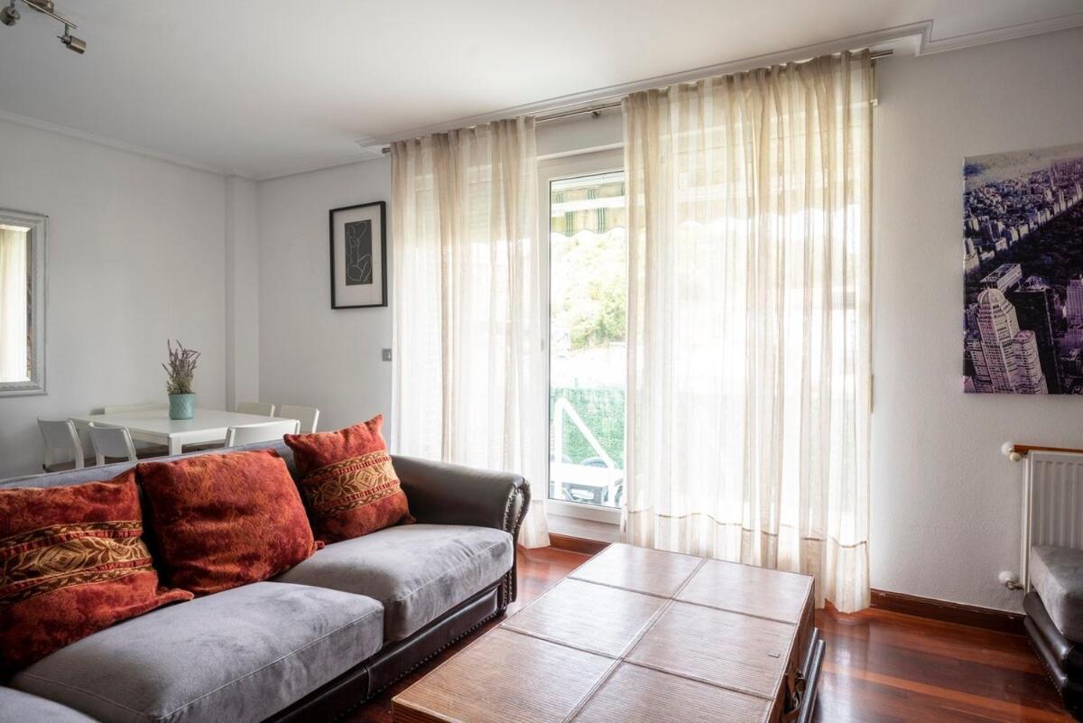 Adosado Con Piscina, Terraza Y Garaje En *