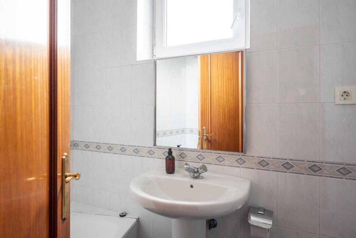 Adosado Con Piscina, Terraza Y Garaje En * Castro Urdiales